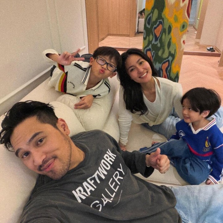 <p>Pada Hari Ayah beberapa waktu lalu, Adrian pernah mengungkap rasa bangganya bisa menyandang gelar 'Ayah'. Pria 34 tahun ini juga bersyukur bisa menjalani peran ini, Bunda. "Bersyukur setiap hari atas anak-anak yang menjadikan saya seorang 'Ayah'. Selamat Hari Ayah untuk semua ayah di luar sana&mdash;mari terus hadir dengan penuh kasih sayang, kesabaran, dan rasa bangga," tulisnya. (Foto: Instagram @adriankhalif)</p>