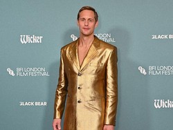 Pakai Pantofel Plastik di Red Carpet, Gaya Alexander Skarsgard Bikin Bingung