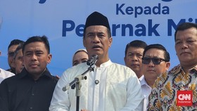 Menteri Pertanian (Mentan) Andi Amran Sulaiman di kediamannya yang berlokasi di kawasan Pancoran, Jakarta Selatan, Jumat (9/10).