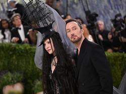Anthony Vaccarello Mundur dari YSL, Koleksi Serba Emas Jadi Perpisahan