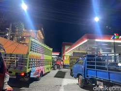 Truk Antre Solar di SPBU Tana Toraja Bikin Macet Malam Ini