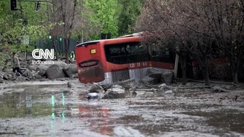 Banjir Bandang Terjang Chile, Puluhan Mobil Terendam Lumpur