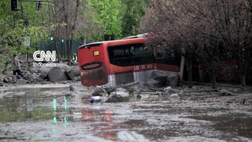 Puluhan Mobil Terendam Lumpur Akibat Banjir Bandang Chile