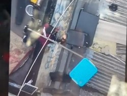 Gerebek Kampung Narkoba di Jakbar, Polisi Naik Genteng Sita Koper Mencurigakan