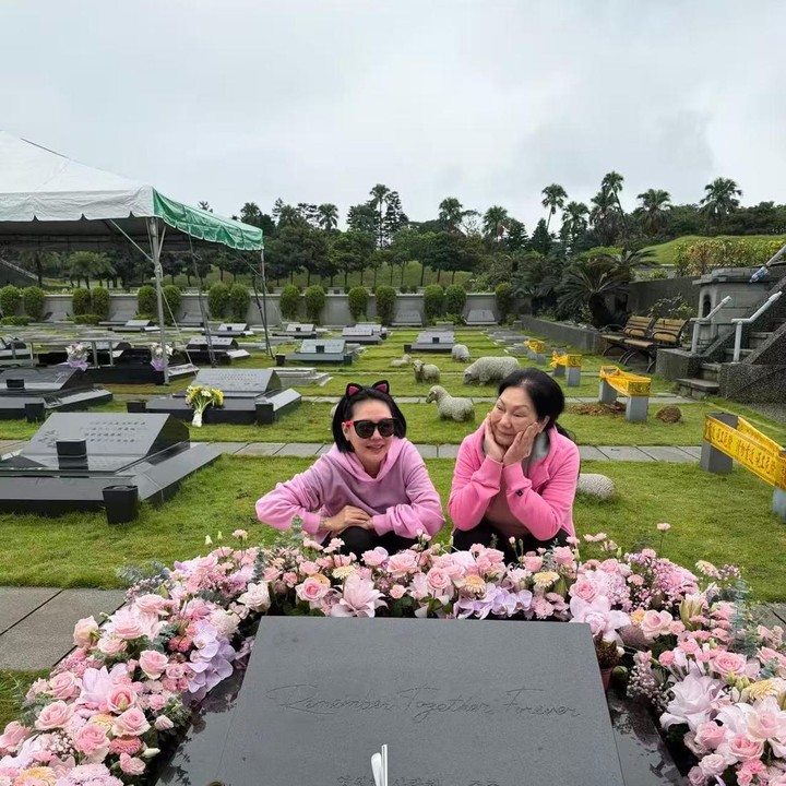 <p>Dalam foto tersebut, makam aktris Taiwan itu tampak dihiasi bunga berwarna merah muda, putih, dan ungu yang menjadi kesukaannya. Beragam makanan, minuman, serta kue ulang tahun juga disiapkan untuk mengenangnya. &ldquo;Saya membawakan sampanye dan kue favoritnya,&rdquo; tuturnya.&nbsp;(Foto: Instagram @elephantdee)</p>