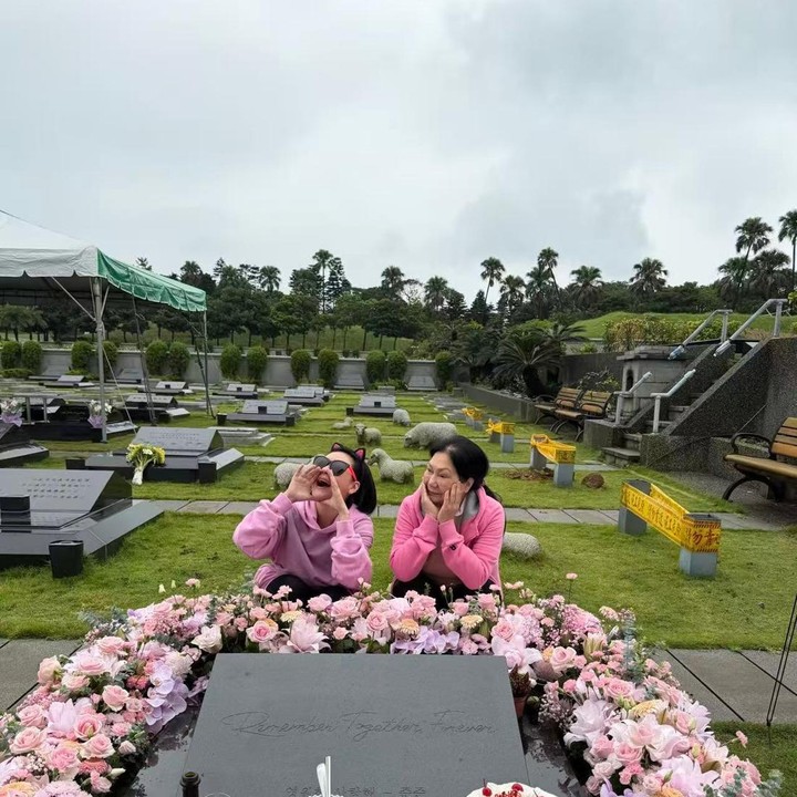 <p>Momen tersebut diketahui melalui beberapa foto yang diunggah oleh adik Barbie Hsu, Dee Hsu, di akun Instagram pribadinya. &ldquo;Hari ini adalah ulang tahun adikku yang ke 48, jadi tentu saja aku datang untuk merayakan ulang tahunnya,&rdquo; tulis Dee, dikutip dari laman Instagram <em>@elephantdee,</em> Jumat (9/10/2026).&nbsp;(Foto: Instagram @elephantdee)</p>
