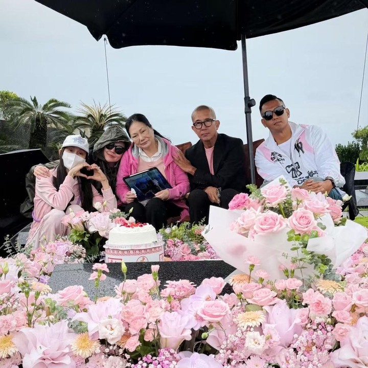 <p>Baru-baru ini, DJ Koo kembali mencuri perhatian setelah berziarah bersama keluarga untuk memperingati ulang tahun sang istri tercinta yang jatuh pada 6 Oktober.&nbsp;(Foto: Instagram @elephantdee)</p>