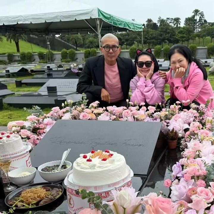 <p>Kepergian Barbie Hsu masih menyisakan duka mendalam bagi orang-orang terdekatnya, terutama sang suami, DJ Koo, yang hingga kini rutin mengunjungi makam mendiang. (Foto: Instagram @elephantdee)</p>