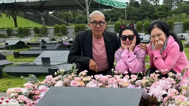 Potret DJ Koo Kunjungi Makam Barbie Hsu di Tanggal Ultah Mendiang, Hias Pusara dengan Bunga Serba Pink