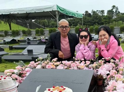 Potret DJ Koo Kunjungi Makam Barbie Hsu di Tanggal Ultah Mendiang, Hias Pusara dengan Bunga Serba Pink