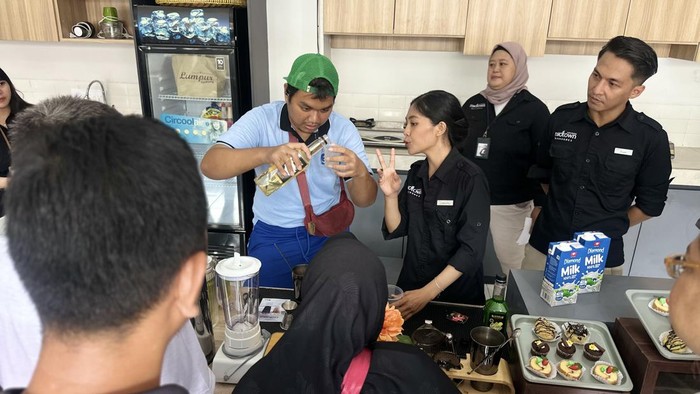 Kegiatan ini menghadirkan edukasi dan praktik membuat minuman kopi sederhana yang mudah dibuat di rumah, sebagai bagian dari upaya memberikan pengalaman.