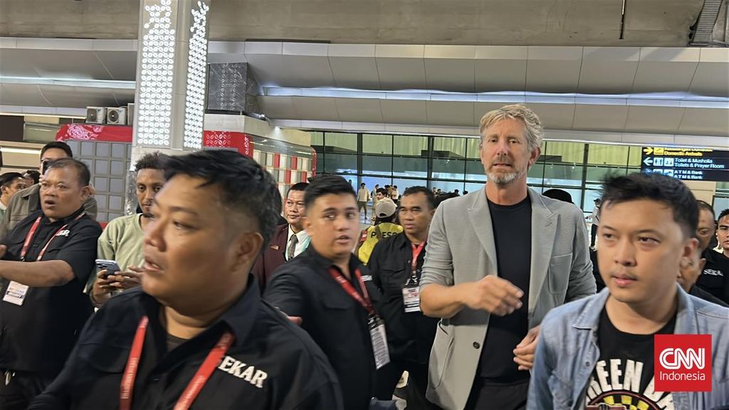 Jelang Duel Sengit, Pemain Legend MU dan Arsenal Tiba di Indonesia