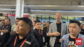 Edwin van der Sar tiba di Indonesia, Kamis (8/10). (CNN Indonesia/Ashabul)