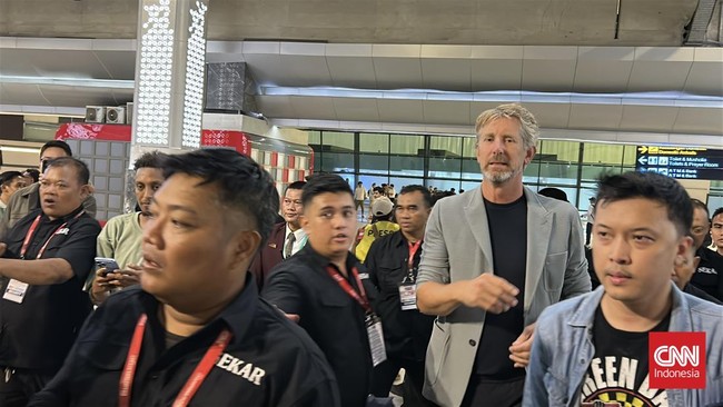 Edwin van der Sar tiba di Indonesia, Kamis (8/10). (CNN Indonesia/Ashabul)