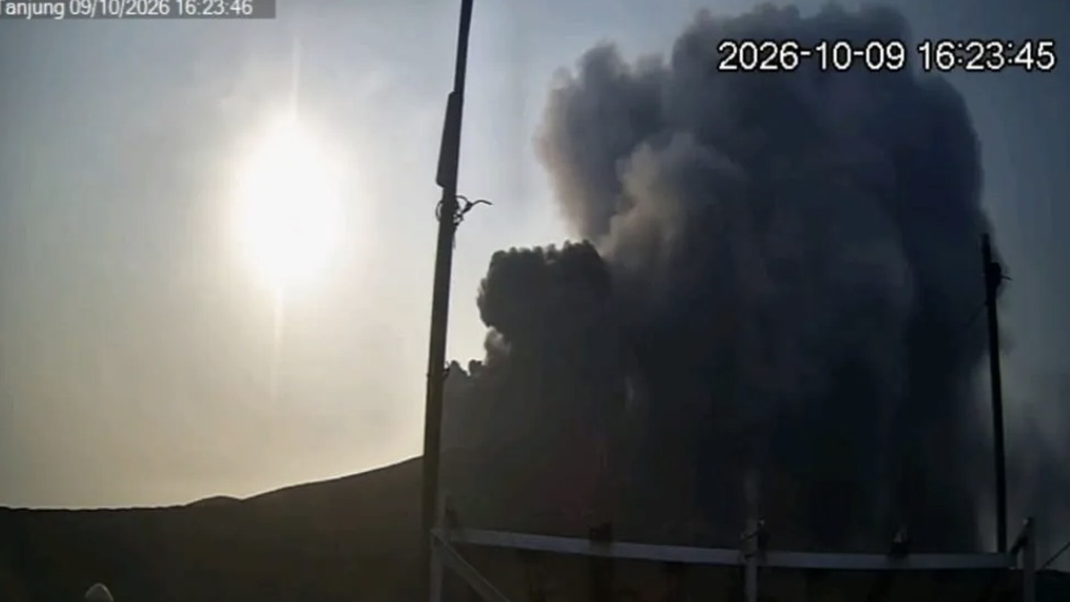 Gunung Anak Krakatau Erupsi 2x Hari Ini, Tinggi Kolom Abu Sampai 250 M