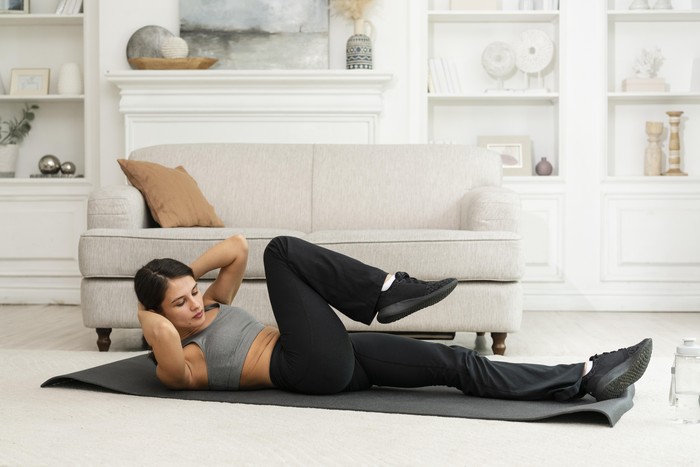 Gerakan olahraga di tempat tidur ini bisa membantu kamu kembali bugar dengan meningkatkan kekuatan dan fleksibilitas tubuh sekaligus mengencangkan otot. Gerakannya adalah glute squeezes, quadricep sets, reverse crunches, supine leg march, dan supine hamstring stretch.
