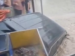 Banjir Terjang Kota Jayapura, 2 Mobil Hanyut Terseret Arus
