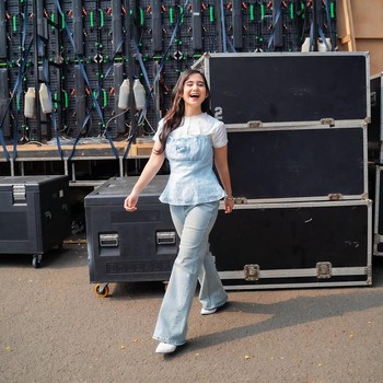 Get The Look: Ide OOTD yang Feminin Bernuansa Soft Blue ala Tissa Biani 