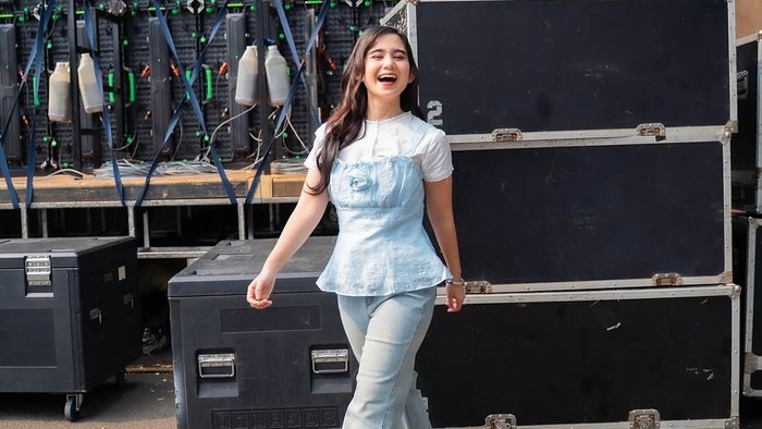 Get The Look: Ide OOTD yang Feminin Bernuansa Soft Blue ala Tissa Biani 