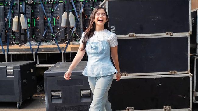 Get The Look: Ide OOTD yang Feminin Bernuansa Soft Blue ala Tissa Biani