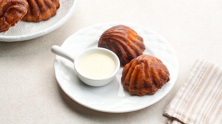 Butter Tteok or Buttertteok&comma; made from sticky rice&comma; chewy and buttery&period; Korean Cakes
