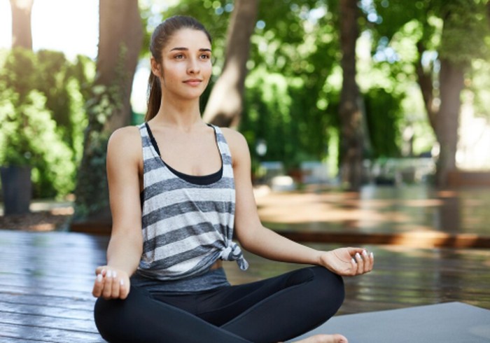 Orang yang lahir pada Juni sering digambarkan memiliki pikiran aktif dan penuh ide. Meditasi dapat membantu mereka melatih konsentrasi, menenangkan pikiran, dan fokus pada satu hal dalam satu waktu./ Foto: magnific.com/lookstudio