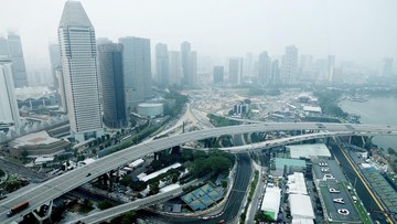FOTO: Kabut Asap RI Bikin Polusi Singapura Memburuk Jelang Balapan F1