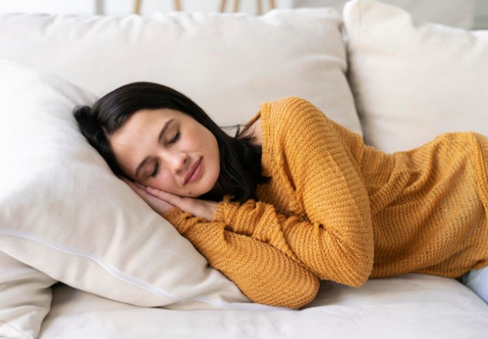 Stres akibat pekerjaan yang menumpuk dapat membuat seseorang merasa sangat lelah dan ingin tidur untuk menghindari tekanan. Menurut American Psychological Association (APA), stres juga dapat memengaruhi tubuh dan memicu kelelahan./ Foto: magnific.com