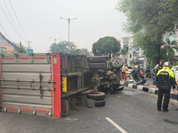 Truk Boks Terguling Usai Tabrak Pembatas Jalan di Bogor, Sopir Terluka
