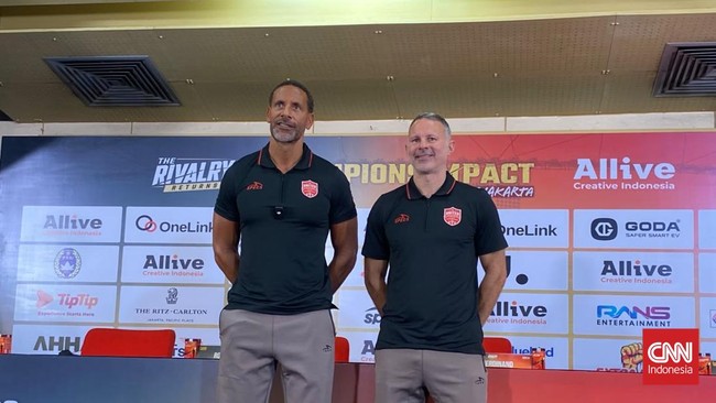 Ryan Giggs dan Rio Ferdinand berbicara jelang Battle of Legends. (CNNIndonesia.com/Muhammad Ikhwanuddin)