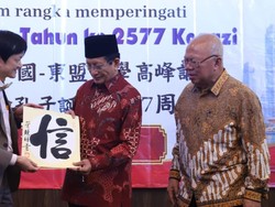 Menag Nasaruddin Umar Terima Kaligrafi Xin, Ini Maknanya