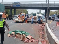 Pikap Muat Saus Terguling Lalu Tabrak Innova di Tol Porong-Sidoarjo