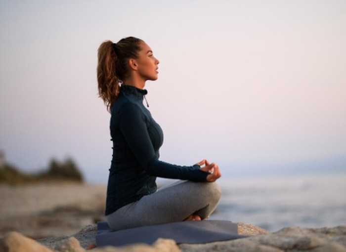 Orang yang lahir pada November sering digambarkan memiliki perasaan yang mendalam dan penuh gairah. Meditasi dapat membantu mengenali emosi, menenangkan diri, dan merespons situasi dengan lebih bijak./ Foto: magnific.com/Drazen Zigic