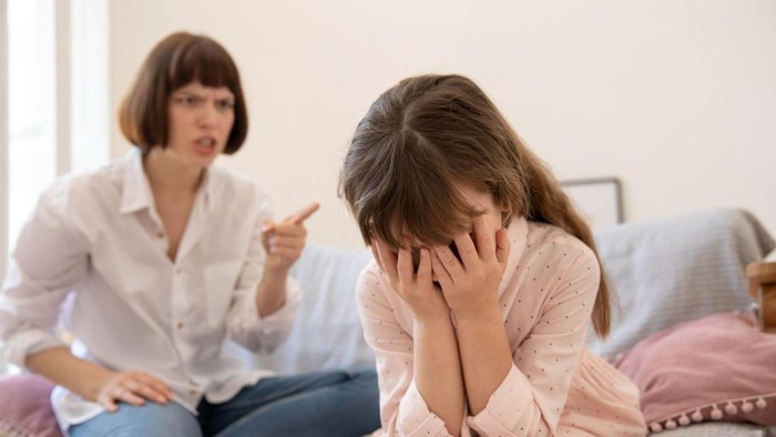 4 Cara Mengenali Anak yang Dibesarkan Orang Tua Egois Dilihat dari Kebiasaan saat Dewasa