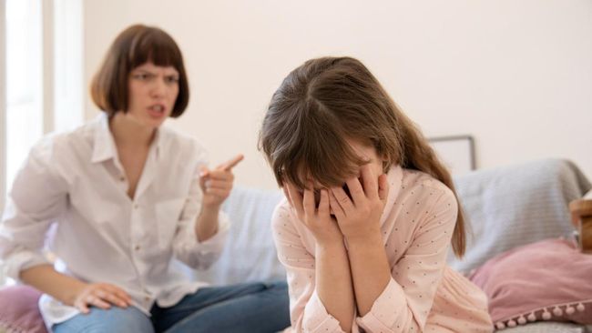 4 Cara Mengenali Anak yang Dibesarkan Orang Tua Egois Dilihat dari Kebiasaan saat Dewasa