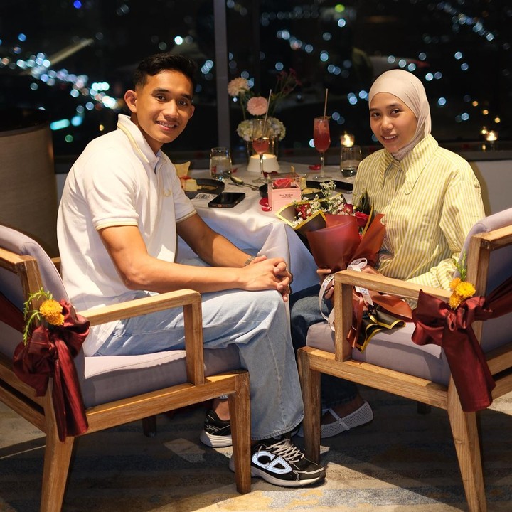 <p>Rizky Ridho juga ternyata sosok suami yang romantis, Bunda. Pada perayaan ulang tahun pernikahan yang pertama, pemain klub Persija Jakarta mem-<em>posting</em> foto kebersamaan dengan sang istri di Instagram. Keduanya merayakan <em>anniversary</em> dengan <em>dinner</em> romantis. (Foto: Instagram @rizkyridhoramadhani)</p>