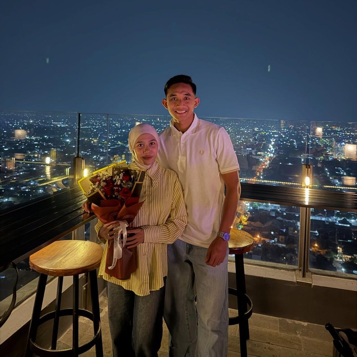 <p>Pemain sepak bola Timnas Indonesia Rizky Ridho Ramadhani beakanga viral di media sosial lantaran melontarkan celetukan humor untuk menanggapi komentar netizen. Di balik sosoknya yang terkenal lucu, Rizky Ridho adalah suami dan ayah satu anak yang dikenal sayang keluarga. (Foto: Instagram @rizkyridhoramadhani)</p>