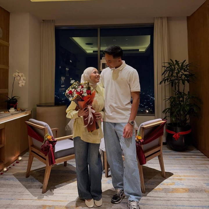<p>Melalui unggahan ini, Rizky Ridho tak lupa menuliskan <em>caption</em> romantis untuk merayakan <em>anniversary</em>-nya yang pertama. "Setahun penuh cinta, tawa, dan kebersamaan. Selamat ulang tahun pernikahan, Bojo-ku (istriku)," tulisya. (Foto: Instagram @rizkyridhoramadhani)</p>