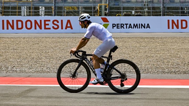 Pembalap Aprilia Racing Jorge Martin bersepeda keliling sirkuit saat mengikuti sesi pengenalan lintasan (riders track familiarisation) jelang balapan MotoGP di Sirkuit Internasional Pertamina Mandalika, KEK Mandalika, Kuta, Praya, Lombok Tengah, NTB,
