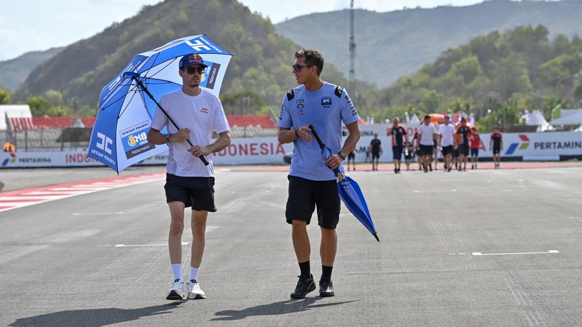 Pembalap BK8 Gresini Racing Alex Marquez (kiri) berjalan keliling sirkuit bersama rekan timnya saat mengikuti sesi pengenalan lintasan (riders track familiarisation) jelang balapan MotoGP di Sirkuit Internasional Pertamina Mandalika, KEK Mandalika, K