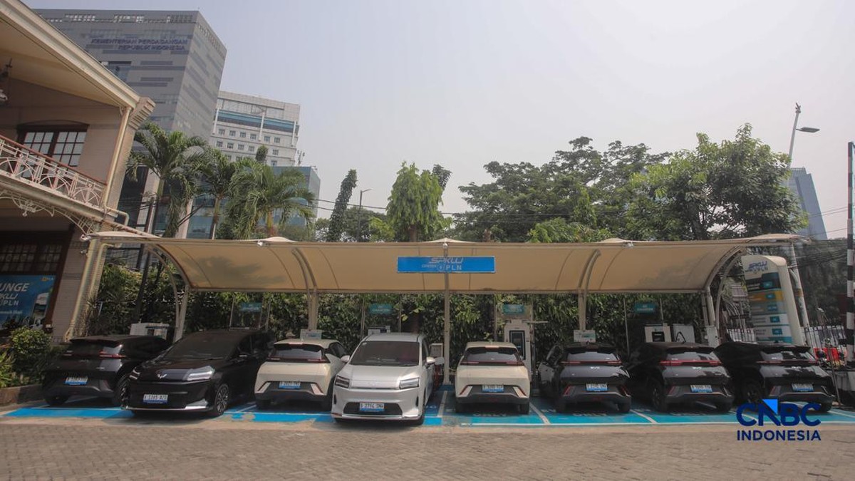 Penampakan Baru di RI, Cas Mobil Listrik Sampai Antre