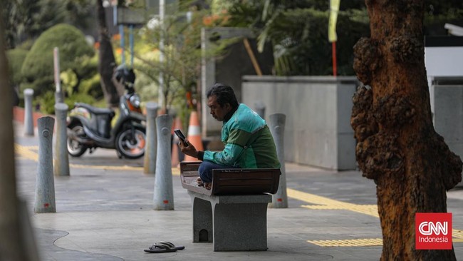Pemerintah resmi menerbitkan Peraturan Presiden (Perpres) Nomor 27 Tahun 2026 tentang Perlindungan Pekerja Transportasi Online pada Kamis (8/10/2026). Regulasi ini mengatur sejumlah aspek perlindungan bagi pekerja transportasi daring atau ojek online