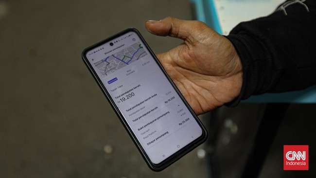 Pemerintah resmi menerbitkan Peraturan Presiden (Perpres) Nomor 27 Tahun 2026 tentang Perlindungan Pekerja Transportasi Online pada Kamis (8/10/2026). Regulasi ini mengatur sejumlah aspek perlindungan bagi pekerja transportasi daring atau ojek online