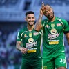 Pesepak bola Persebaya Surabaya Alex Martins (kanan) berselebrasi usai mencetak gol ke gawang Garudayaksa FC pada pertandingan BRI Super League di Stadion Gelora Bung Tomo, Surabaya, Jawa Timur, Sabtu (19/9/2026). Pertandingan berakhir imbang dengan