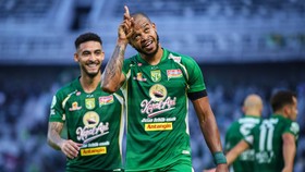 Pesepak bola Persebaya Surabaya Alex Martins (kanan) berselebrasi usai mencetak gol ke gawang Garudayaksa FC pada pertandingan BRI Super League di Stadion Gelora Bung Tomo, Surabaya, Jawa Timur, Sabtu (19/9/2026). Pertandingan berakhir imbang dengan
