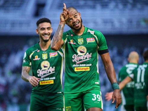 Pesepak bola Persebaya Surabaya Alex Martins (kanan) berselebrasi usai mencetak gol ke gawang Garudayaksa FC pada pertandingan BRI Super League di Stadion Gelora Bung Tomo, Surabaya, Jawa Timur, Sabtu (19/9/2026). Pertandingan berakhir imbang dengan