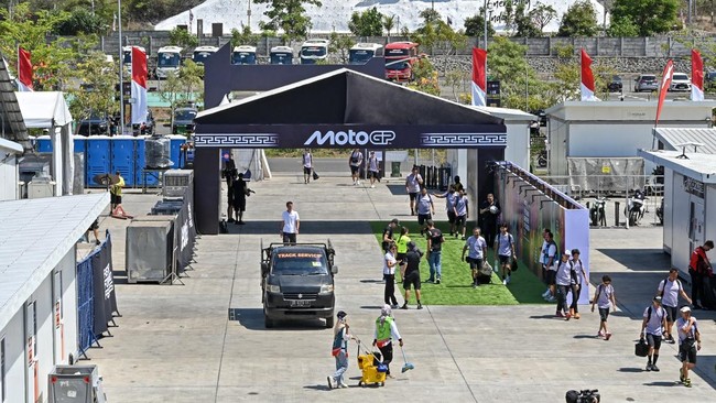 Sejumlah kru dan tim pembalap berjalan memasuki area paddock jelang balapan MotoGP di Sirkuit Mandalika, KEK Mandalika, Kuta, Praya, Lombok Tengah, NTB, Kamis (8/10/2026). Ajang balapan MotoGP 2026 seri ke-17 di sirkuit Mandalika dengan nama resmi Pe
