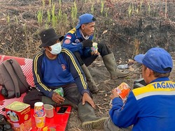 Petugas Karhutla Juga Manusia, Jaga Mental Lewat Kopi-Senam Otak