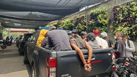 Polda Metro Jaya melakukan penggerebekan di kampung sarang narkoba, tepatnya di Kampung Ambon dan Kampung Boncos, Daan Mogot, Jakarta Barat, pada Jumat (9/10). Penggeladahan ini dilakukan oleh aparat gabungan sebanyak 700 personel yang terdiri dari B