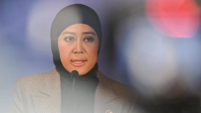 Menkomdigi Meutya Hafid menyampaikan keterangan pers terkait progres implementasi PP Tunas di Jakarta, Senin (14/9/2026). Kemkomdigi menyampaikan bahwa telah membatasi akses 28 juta akun milik anak di platform digital sejak Peraturan Pemerintah Nomor
